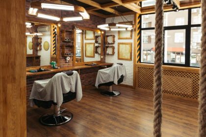 empty-chairs-and-mirrors-in-modern-barbershop-inte-2021-08-30-19-52-36-utc-e1664418383402.jpg